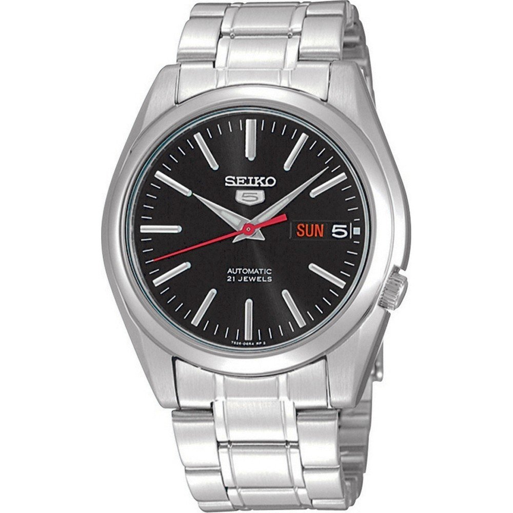 Het Seiko heren horloge SNKL45K1 heeft een zilveren roestvrijstalen kast, een zwarte wijzerplaat met witte markeringen en wijzers, een automatisch uurwerk, dag-/datumaanduiding op 3 uur en een gepolijste roestvrijstalen band voor elegantie.