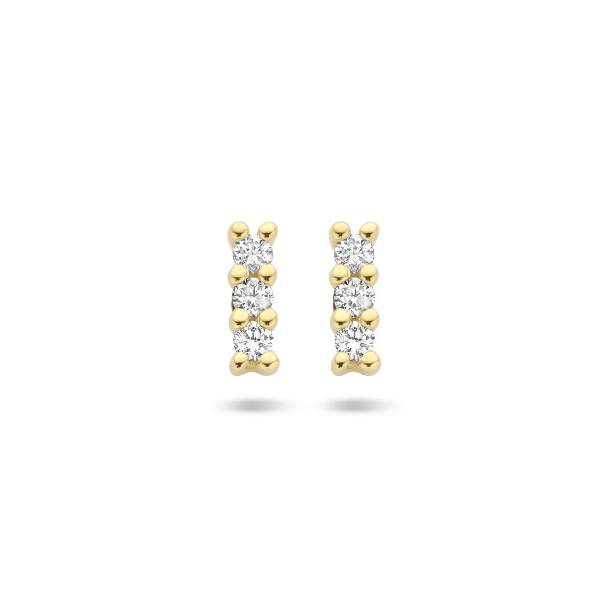 Een paar 14K geelgouden oorknoppen uit de Van der Kooij Collectie, elk bezet met een diamant van in totaal 0,05ct (2x 0,025ct), schitterend aanwezig tegen een witte achtergrond.