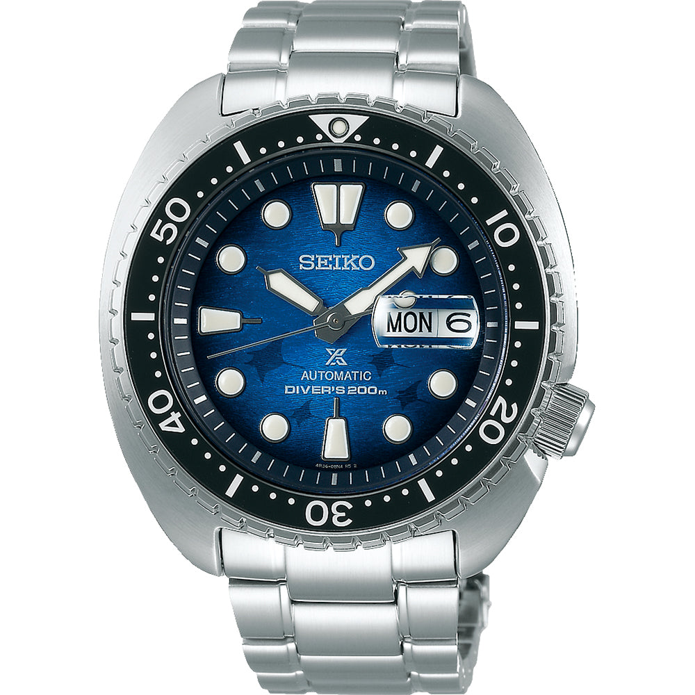 Zilveren Seiko Prospex heren horloge met blauwe wijzerplaat, automatische beweging en datumweergave.
