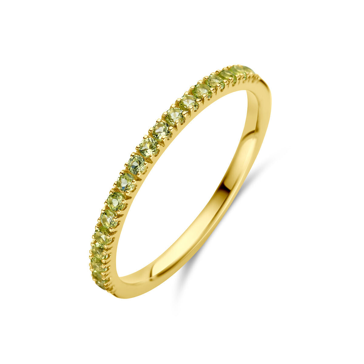 De Van der Kooij Collectie ring met geboortesteen peridoot augustus 14K geelgoud is een delicate damesring, gezet met kleine ronde peridootstenen in een rij langs de bovenzijde, weergegeven op een witte achtergrond.