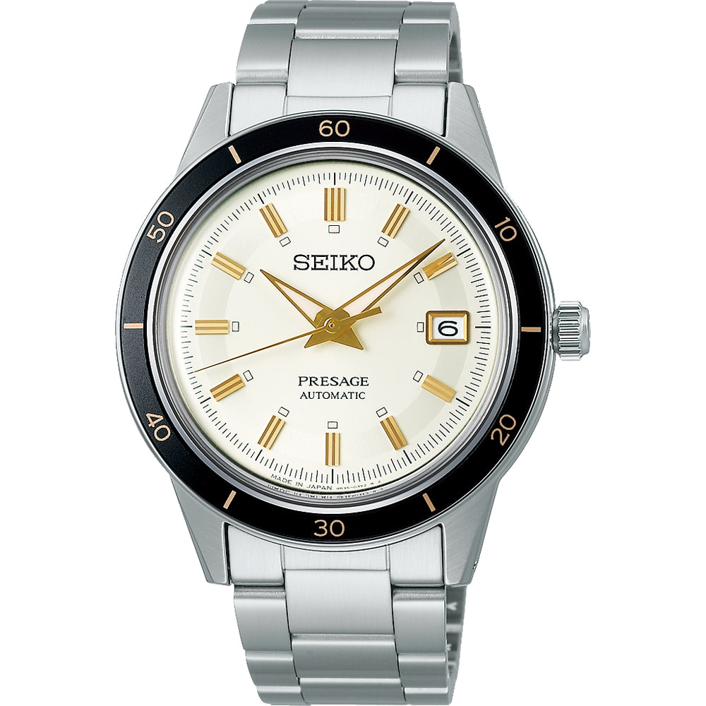 Heren horloge met zilveren stalen band, witte wijzerplaat, zwarte lunette en gouden accenten.