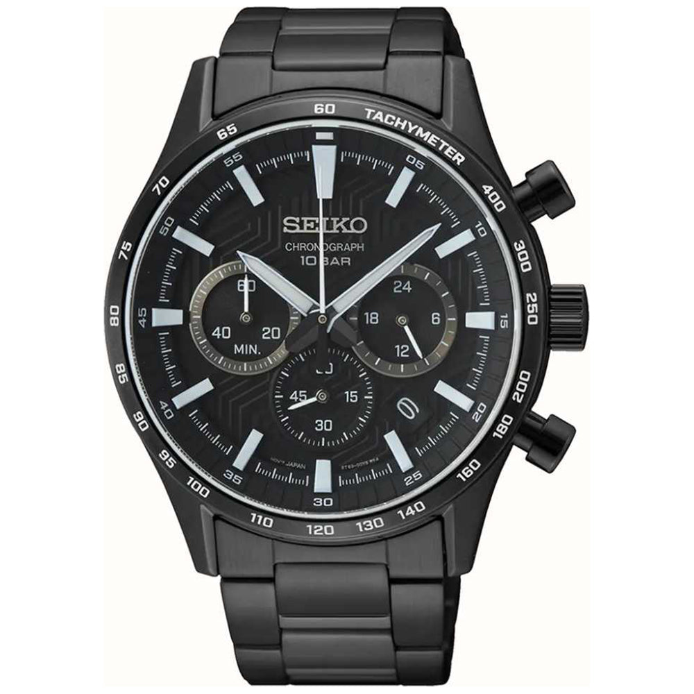 Het Seiko heren horloge SSB415P1 heeft een zwarte wijzerplaat met een roestvrijstalen band, een chronograaffunctie met drie subdials en een tachymeterschaal op de lunette, plus witte markeringen, zilverkleurige wijzers en knopbediening aan de rechterkant.