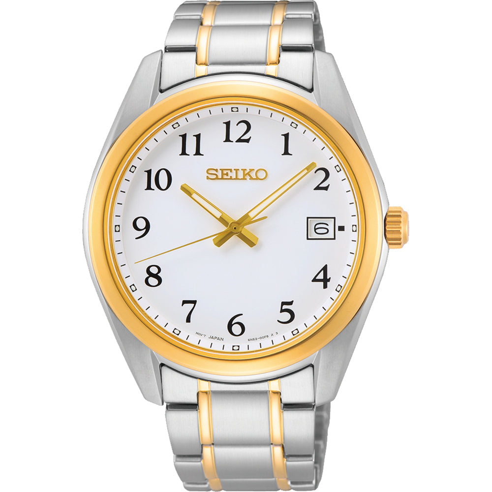Ervaar de verfijning van het Seiko heren horloge SUR460P1 met zijn zilveren en gouden schakelband. Dit elegante horloge heeft een witte wijzerplaat, zwarte Arabische cijfers, gouden uur- en minutenwijzers, een datumweergave op 3 uur en een nauwkeurig quartzmechanisme aangevuld met een goudkleurige lunette.