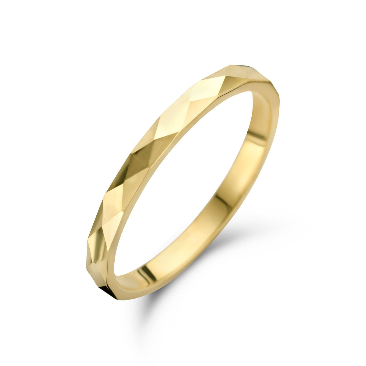 Gediamanteerde ring van 14K geelgoud met een facetteerafwerking en een slanke, ronde vorm.