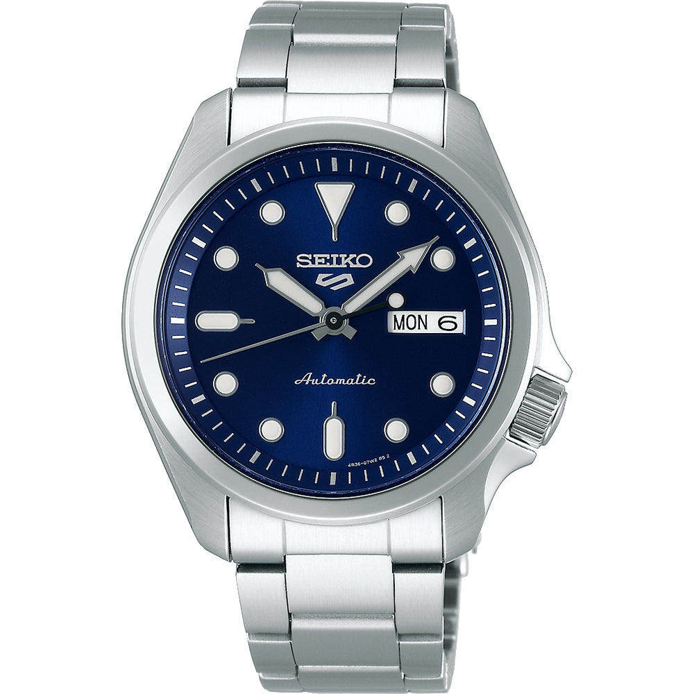 Het Seiko 5 Sports herenhorloge SRPE53K1 is een opvallend exemplaar uit de collectie. Het horloge heeft een lichtgevende blauwe wijzerplaat, een roestvrijstalen design en een klassieke stijl met dag-datumweergave en een automatisch uurwerk op de strakke metalen schakelband.