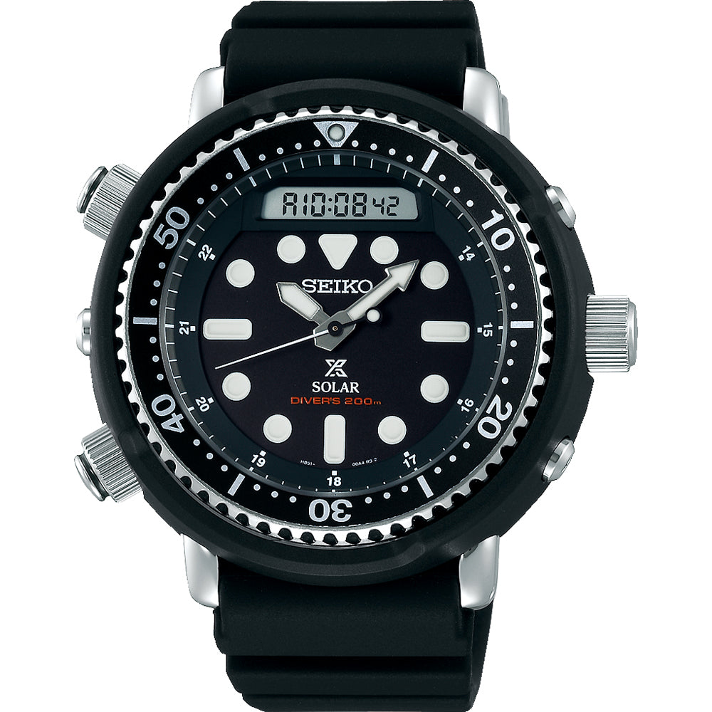 Zwart Seiko Prospex heren horloge met digitale en analoge wijzerplaat, rubberen band en duikfunctie.