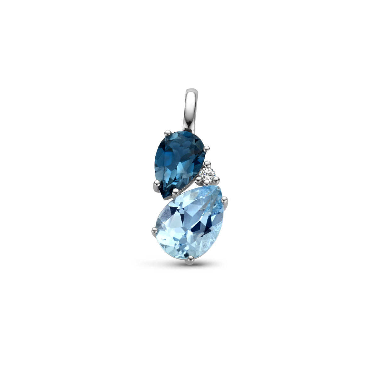 Een 14k witgouden hanger van de Van der Kooij Collectie met een London Blue Topaas, een blauwe topaas en een diamant van 0.010ct H P1, weergegeven op een witte achtergrond.