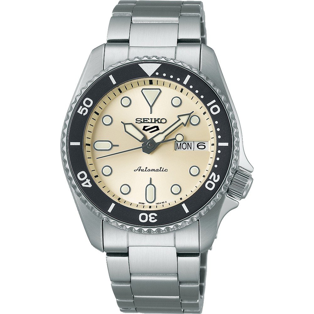 Zilveren heren horloge met een crème kleurige wijzerplaat, zwarte bezel en een stalen schakelband.