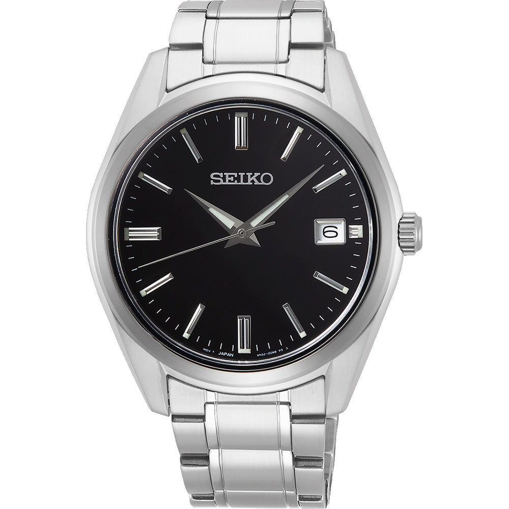 Het Seiko heren horloge SUR311P1 presenteert een stijlvolle zwarte wijzerplaat met zilveren uurmarkeringen en wijzers. Het omvat een datumweergave op 3 uur, gehuisvest in een roestvrijstalen kast met een gepolijste zilveren metalen band, waardoor het het perfecte accessoire voor heren is.
