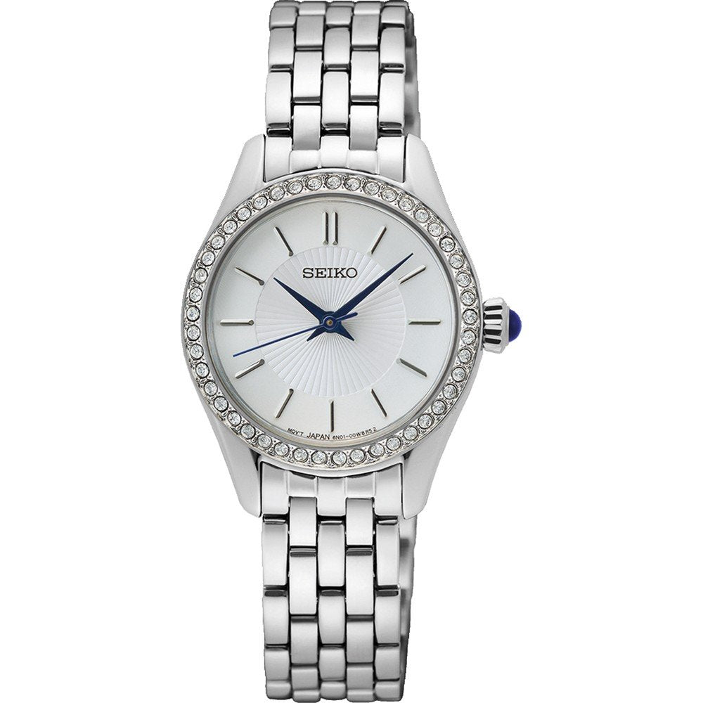 Zilveren dames horloge met een witte wijzerplaat, bezet met steentjes en een metalen schakelband.