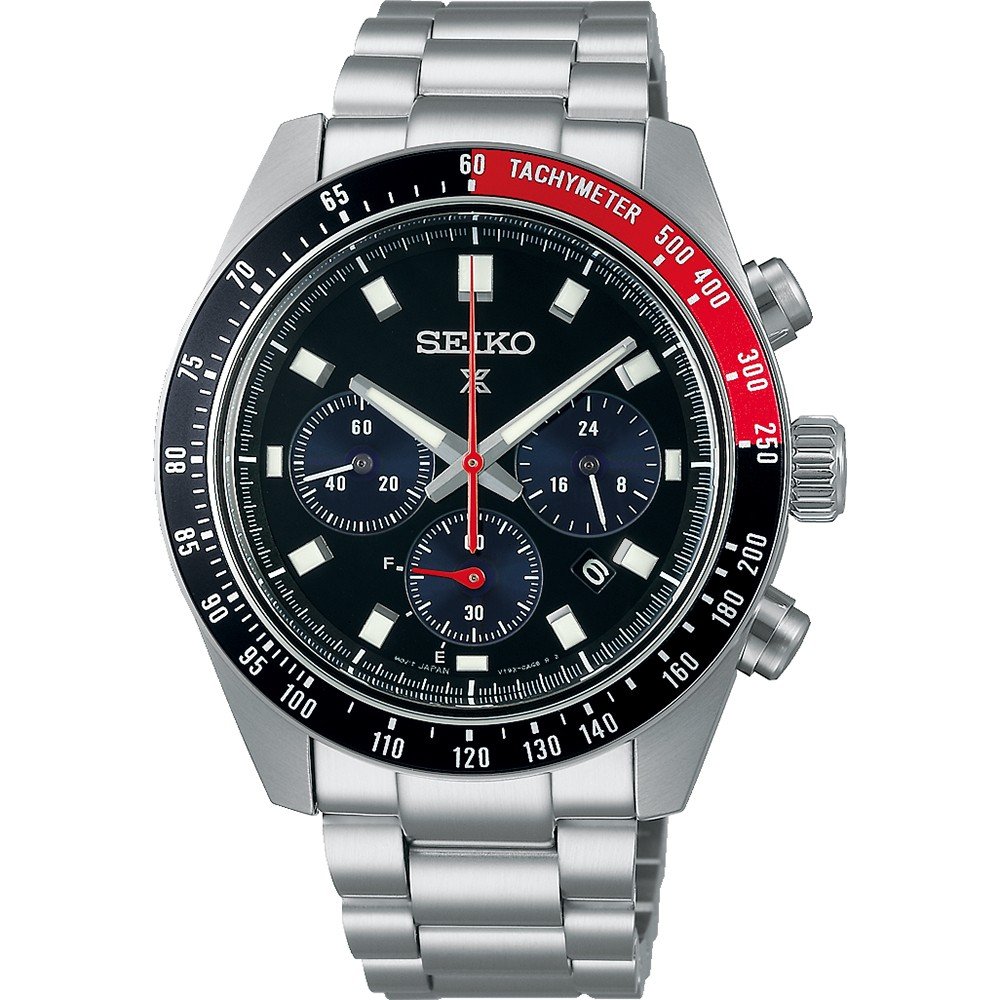 De Seiko Prospex SSC915P1 is een zilveren roestvrijstalen herenhorloge met een zwarte wijzerplaat, zonnetechnologie, drie sub-dials, een rode en zwarte tachymeter bezel en zilveren wijzers met rode accenten. Seiko wordt weergegeven onder de 12-uurspositie.