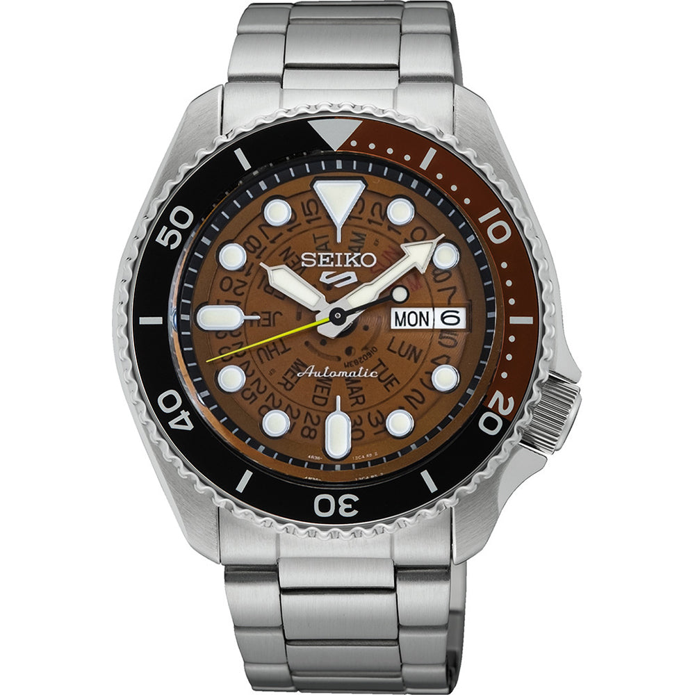 Zilveren heren horloge met een bruine wijzerplaat, zwarte lunette en een metalen schakelband.