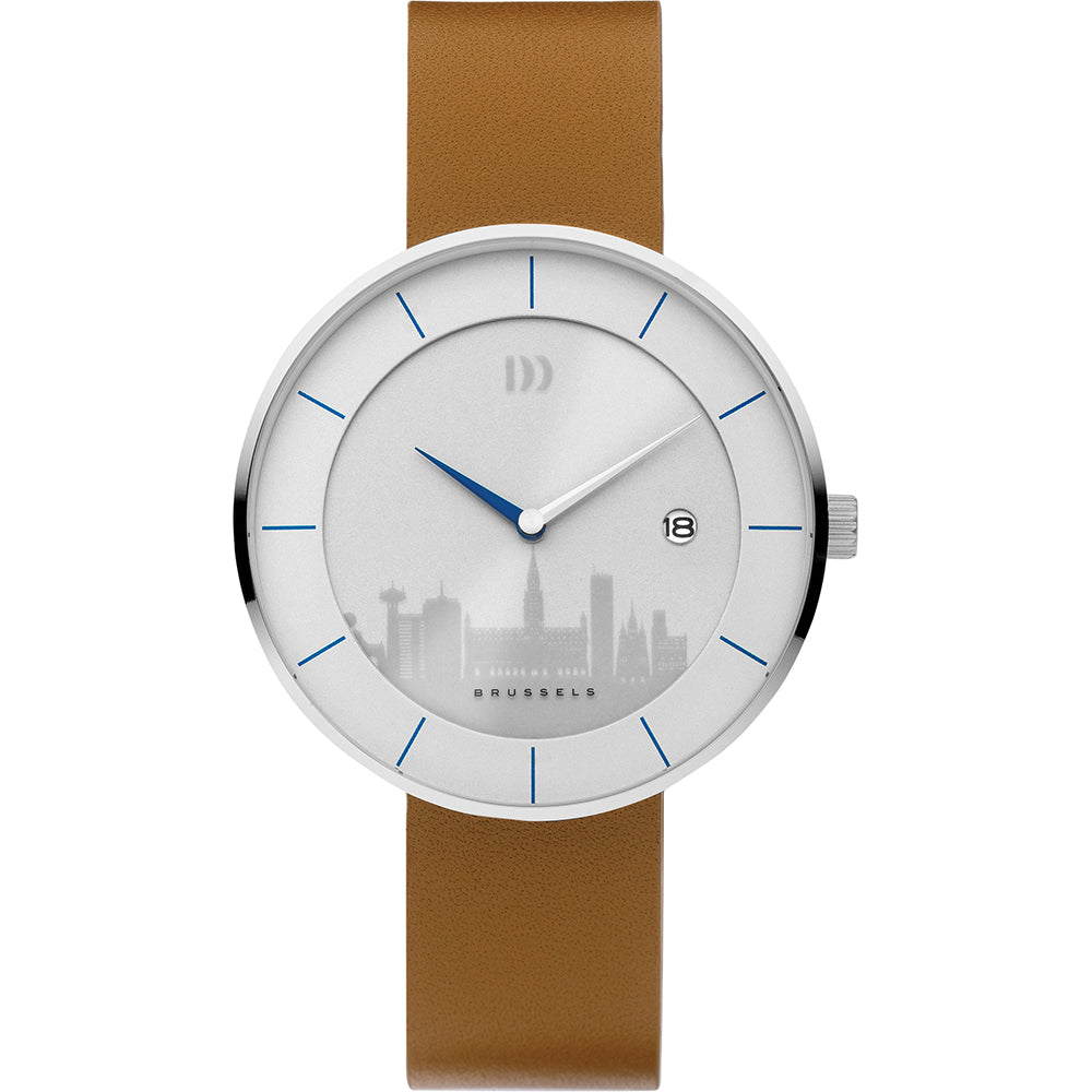 Wit horloge met een ronde wijzerplaat, blauwe indexen en een bruine rubberen band.