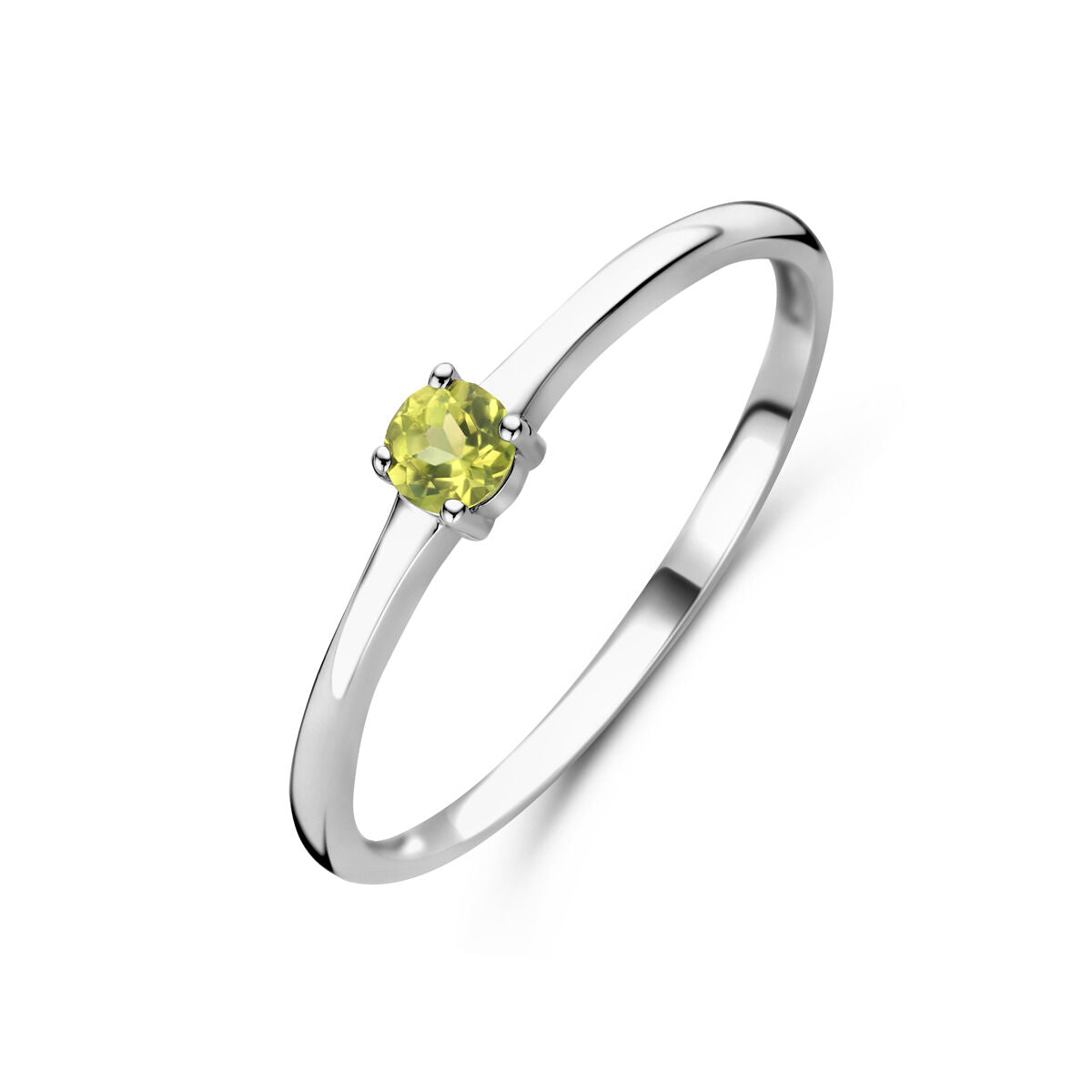 Een Van der Kooij Collectie ring met geboortesteen peridot (augustus), gemaakt van gerhodineerd 925 zilver met een fijne band en ronde peridot in vierpootsschatting, gepresenteerd op een witte achtergrond.