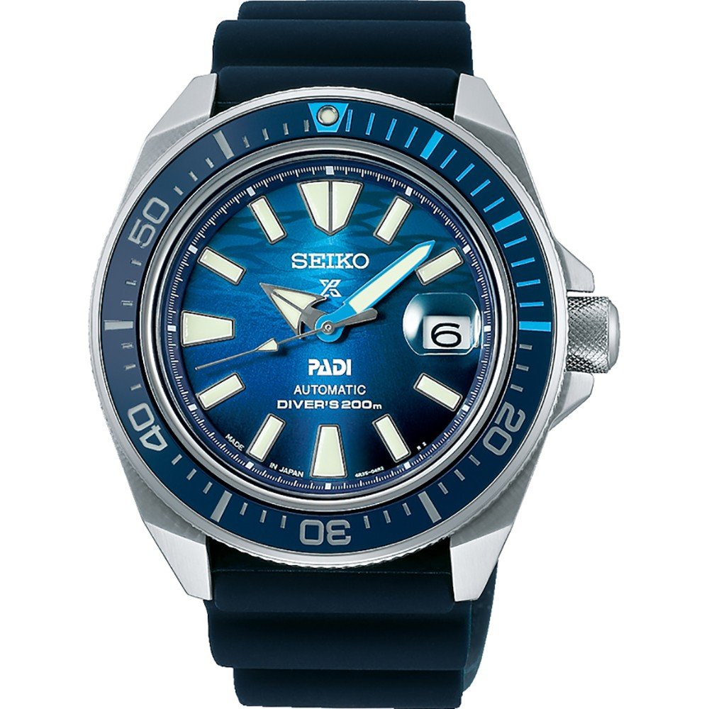 Heren horloge met blauwe wijzerplaat, zilveren kast, en rubberen band, geschikt voor duiken.