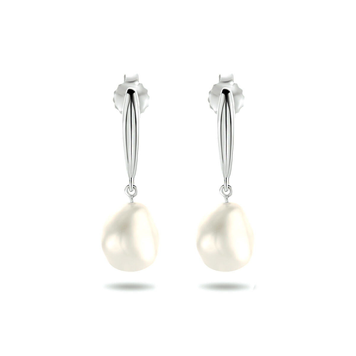 Een paar Van der Kooij Collectie oorhangers parel zilver gerhodineerd, met onregelmatige witte parels, afgebeeld op een witte ondergrond.