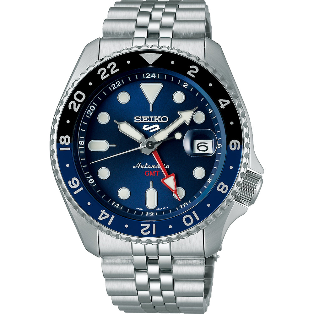 Het Seiko 5 Sports herenhorloge SSK003K1 van Seiko heeft een blauwe wijzerplaat met grote uurmarkeringen en een datumvenster op 3 uur, vergezeld door een roestvrijstalen lunette en armband. Het heeft een 24-uurs zwarte en blauwe buitenring, prominente kroon aan de rechterkant en biedt een waterdichtheid van 10ATM.
