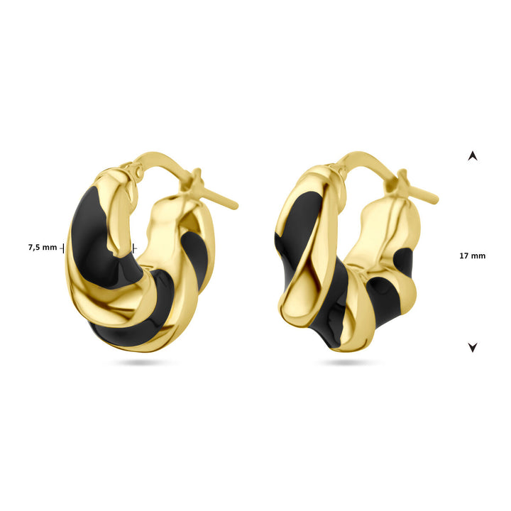 Een paar Van der Kooij Collectie oorringen gedraaid zwart emaille 1 micron zilver verguld (geel), van 17 mm hoog en 7,5 mm breed, worden weergegeven op een witte achtergrond.