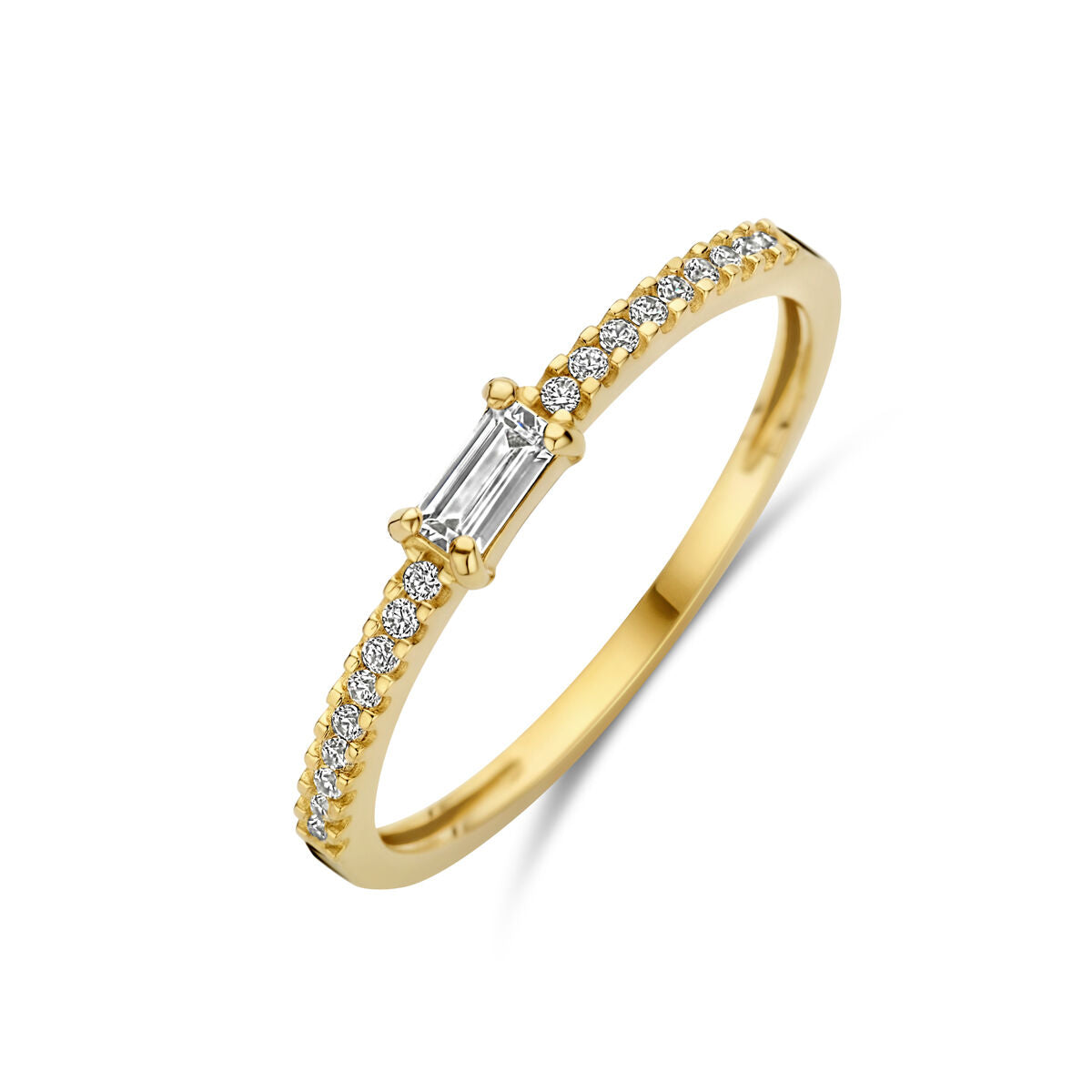 De ring zirkonia 14K geelgoud van Van der Kooij Collectie heeft een centrale zirkonia baguette met kleine ronde diamanten op de band, afgebeeld tegen een witte achtergrond.