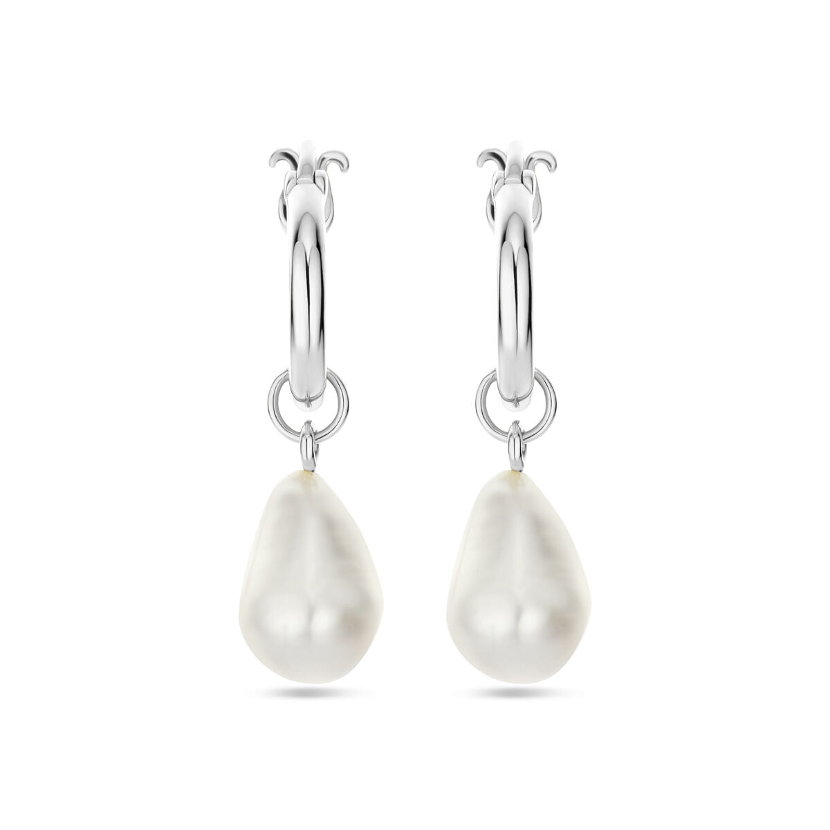 Zilveren gerhodineerde oorhangers met barok parels in druppelvorm van 32 mm.