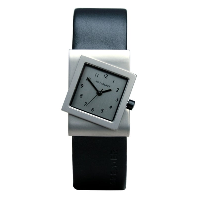 Zilveren vierkant horloge met grijze wijzerplaat en zwarte leren band.