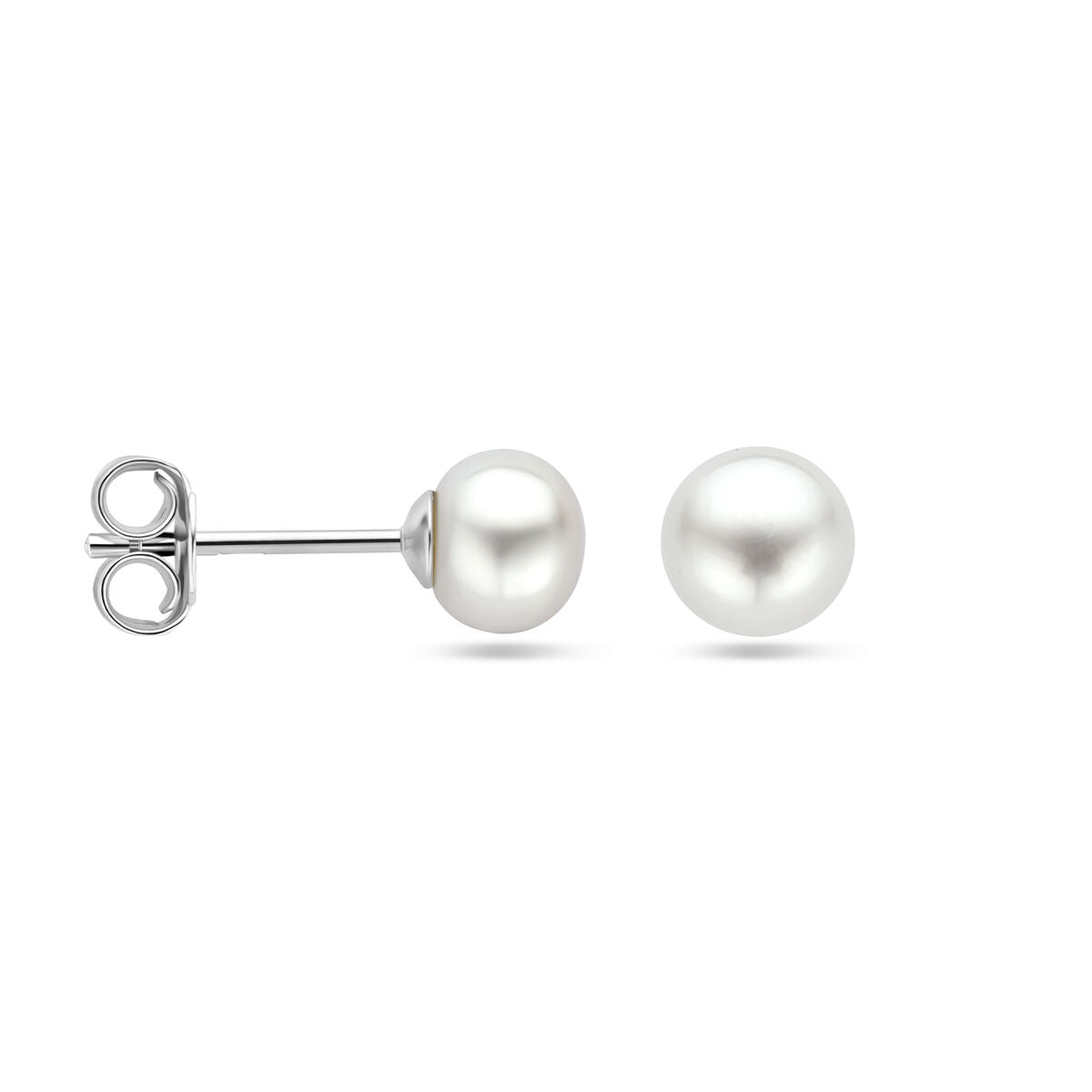 Witte parel oorknoppen met een zilveren sluiting.