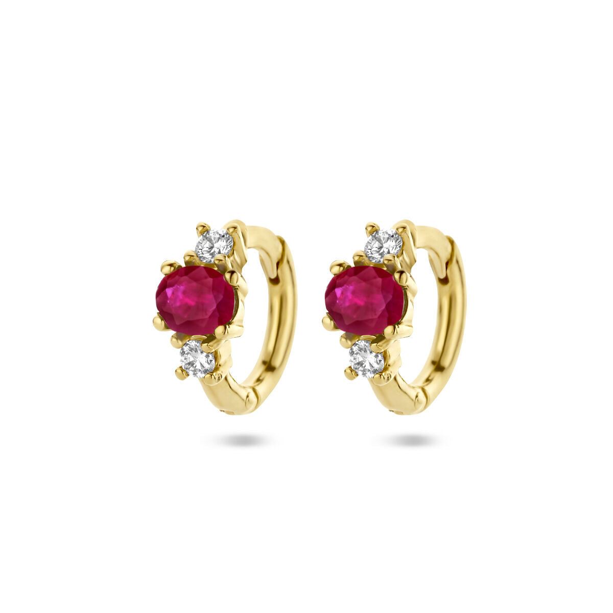 Klapoorringen van 14K geelgoud met robijnen en diamanten (0.10ct) in een verfijnde setting.