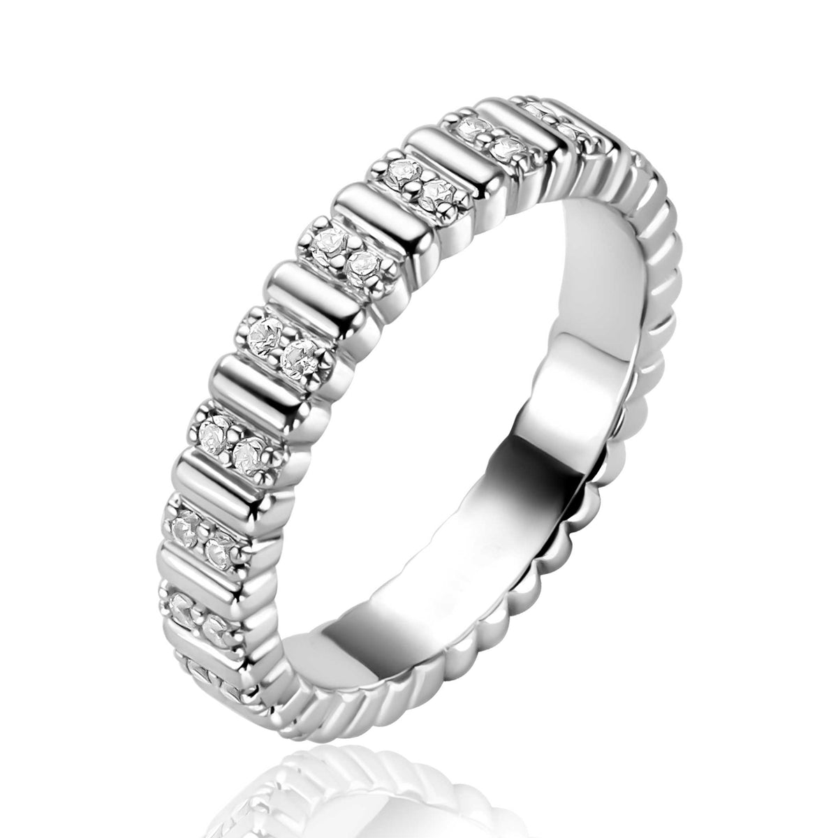 Zilveren ring met een golvende structuur en kleine, sprankelende steentjes.