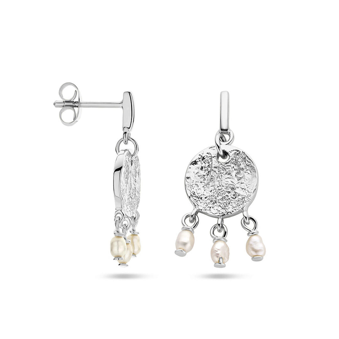 Van der Kooij Collectie oorhangers parel zilver gehodineerd: 925 zilveren oorhangers met structuur, ronde schijven en drie kleine zoetwaterparels per schijf. Eén hanger is van opzij, de andere van voren te zien.