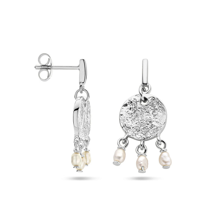 Van der Kooij Collectie oorhangers parel zilver gehodineerd: 925 zilveren oorhangers met structuur, ronde schijven en drie kleine zoetwaterparels per schijf. Eén hanger is van opzij, de andere van voren te zien.