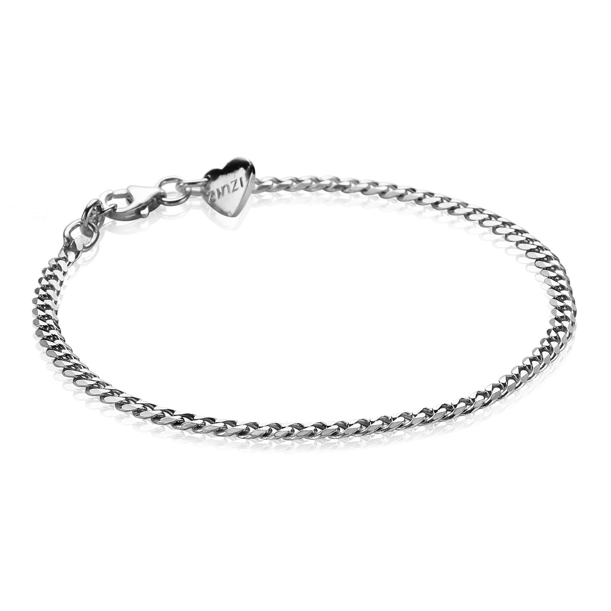 Zilveren armband met schakelontwerp en een hartvormige sluiting.