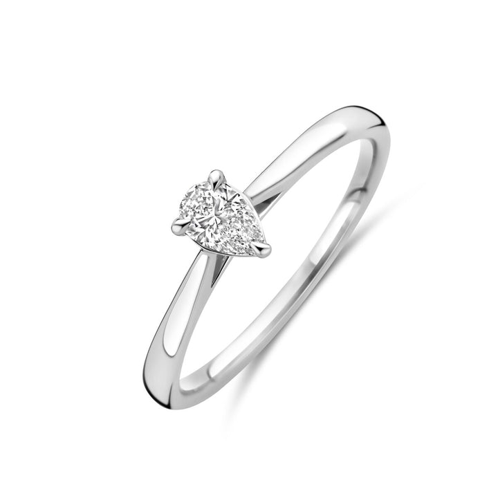 De Van der Kooij Collectie ring met een lab-grown diamant van 0,25 ct H SI in 14 karaat witgoud heeft een peervormige diamant, vastgehouden door drie pootjes, op een witte achtergrond.