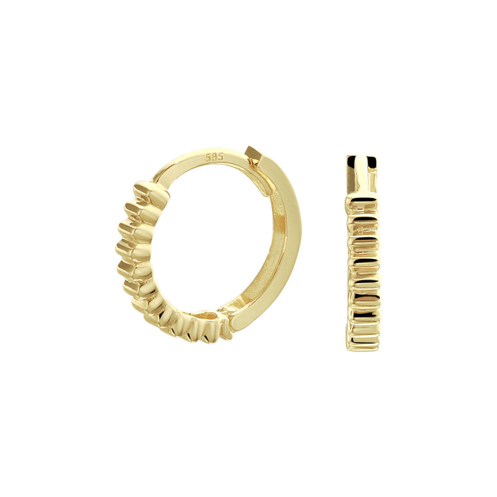 Klapoorringen 14K geelgoud van Van der Kooij Collectie met een getextureerd, geribbeld design. Eén oorring wordt van opzij en één van voren getoond om het unieke patroon en de vorm van deze dames sieraden te opvallend.