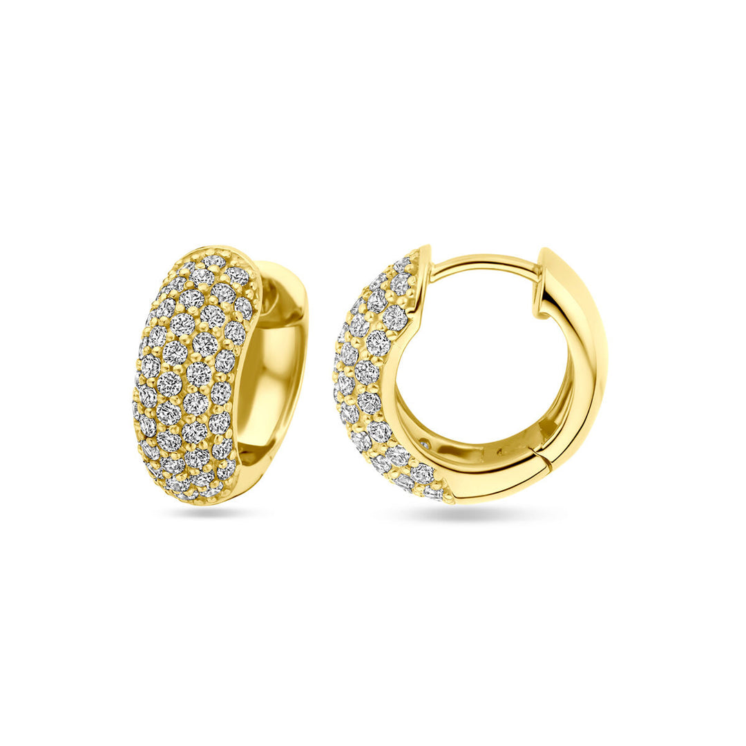 Een paar Van der Kooij Collectie klapoorringen zirkonia 16,5 mm 1 micron zilver verguld (geel) in klassieke hoepelstijl, bezet met fonkelende witte steentjes, afgebeeld tegen een witte achtergrond.