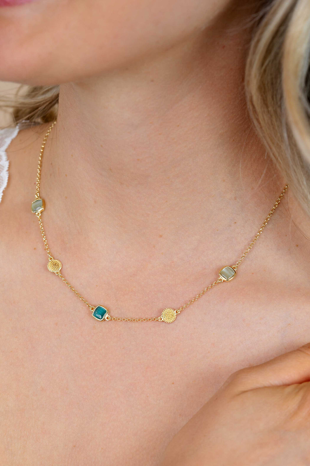 ZINZI gold plated zilveren ketting 45cm met drie vierkante kleurstenen in zachte groentinten