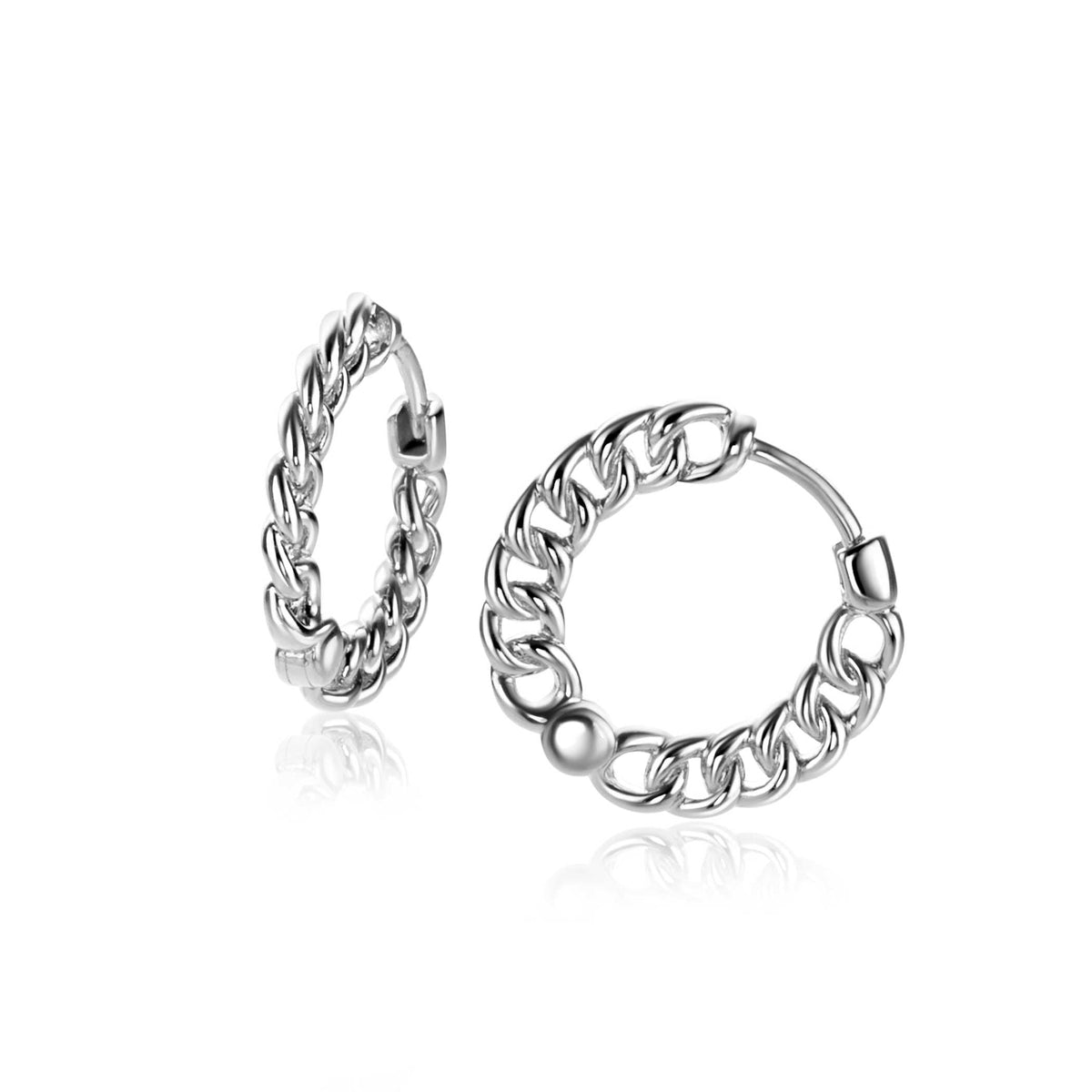 Zilveren oorbellen met een schakelontwerp en een sluiting in de vorm van een ring.