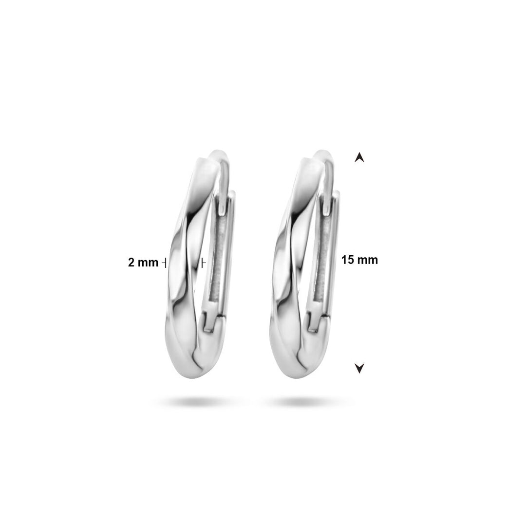 Een paar Van der Kooij Collectie klapoorringen gedraaid zilver gerhodineerd, elk 15 mm hoog en 2 mm breed, staan rechtop op een witte achtergrond met gelabelde afmetingen.