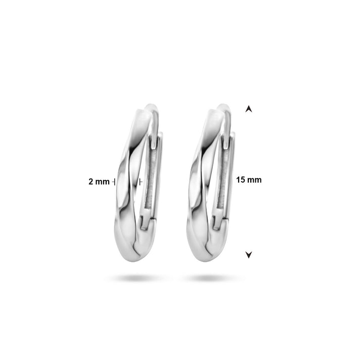 Een paar Van der Kooij Collectie klapoorringen gedraaid zilver gerhodineerd, elk 15 mm hoog en 2 mm breed, staan rechtop op een witte achtergrond met gelabelde afmetingen.