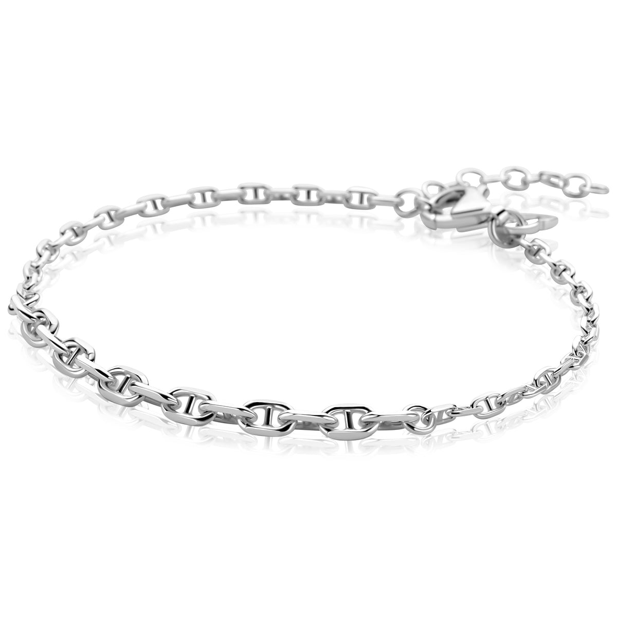 De Zinzi Armband Zilver ZIA2762 heeft elegante ovale marine schakels en een verstelbare sluiting, afgebeeld tegen een witte achtergrond met een zachte reflectie.