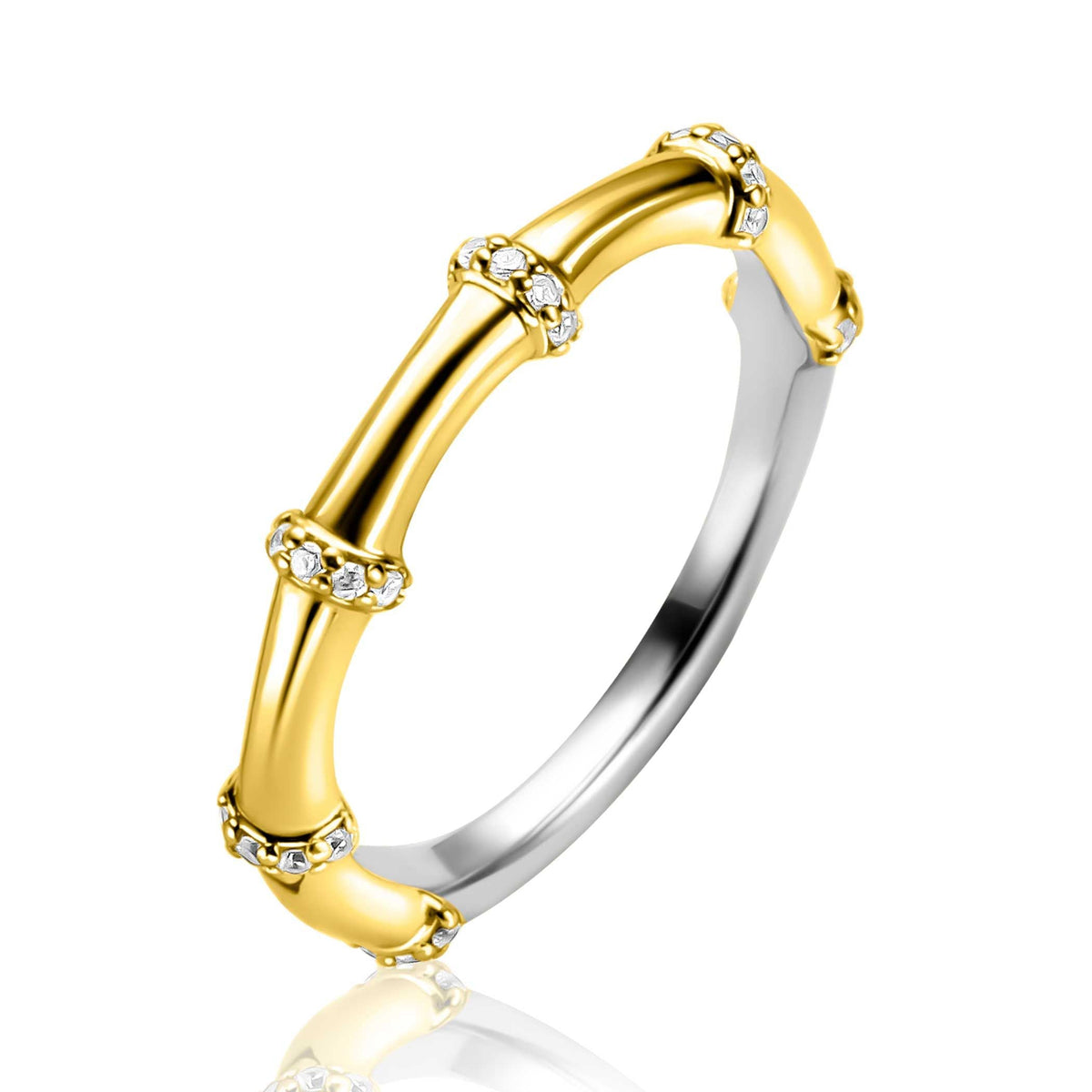 De Zinzi Ring Zilver ZIR2687Y van Zinzi heeft op bamboe geïnspireerde gouden en zilveren segmenten, geaccentueerd met kleine ronde witte steentjes langs de gouden segmenten, tegen een witte achtergrond.