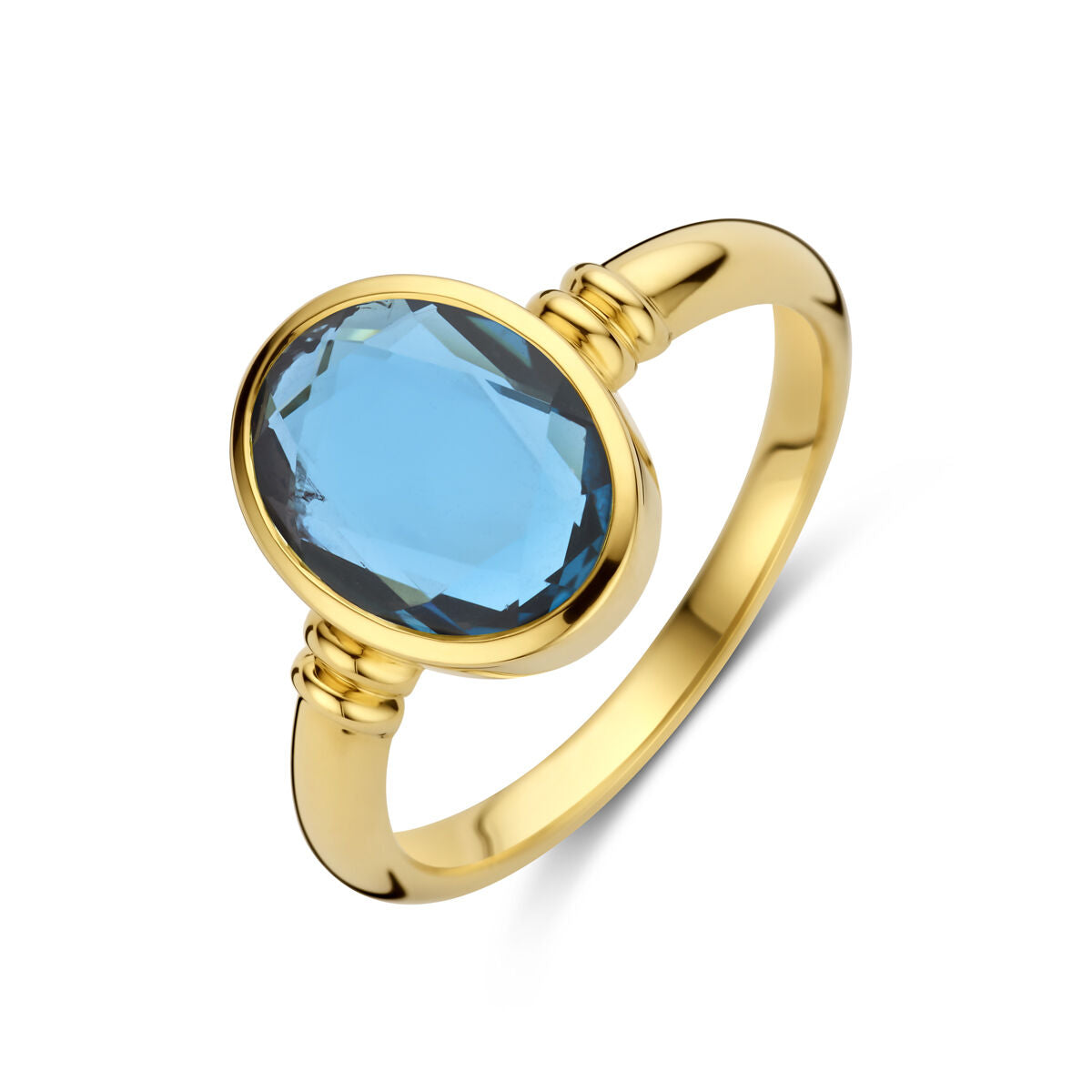 De Van der Kooij Collectie ring london blue topaas 14K geelgoud heeft een ovaal geslepen London Blue topaas in een eenvoudige bezelzetting, weergegeven op een witte achtergrond.