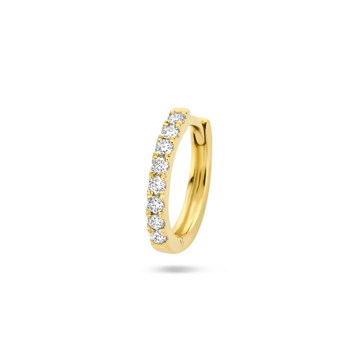 Klapoorring van 14K geelgoud met 0.075 ct diamant in een rij van heldere steentjes.