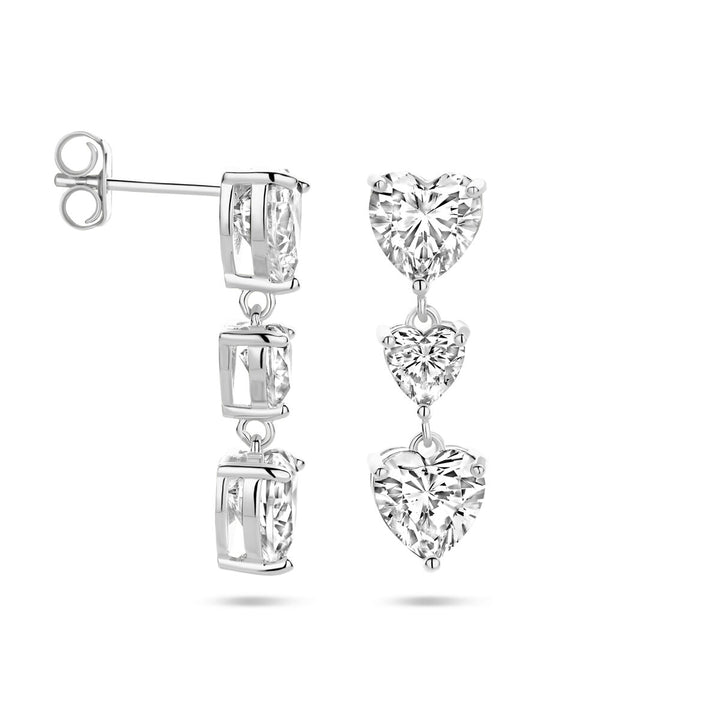 De Van der Kooij Collectie oorhangers hartjes zirkonia 25 mm zilver gerhodineerd zijn voorzien van drie verticaal gezette zirkonia hartjes, elegante stud posts en veilige backings-een ideaal valentijn cadeau.