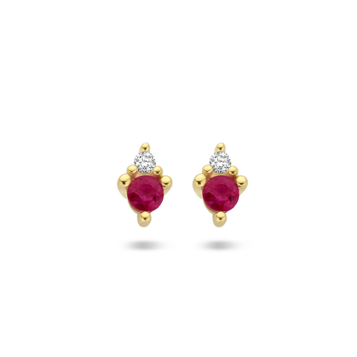 Oorknoppen van 14K geelgoud met een robijn en twee diamanten van 0.02ct (2x 0.01ct).
