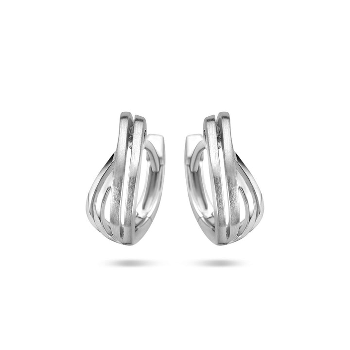 Een paar Van der Kooij Collectie klapoorringen poli/mat zilver gerhodineerd oorbellen met een modern overlappend ontwerp en gladde, gepolijst-matte afwerking, afgebeeld op een witte achtergrond - ideaal voor liefhebbers van zilveren sieraden.