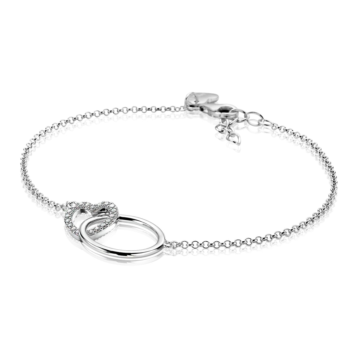 Zilveren armband met twee overlappende ringen, versierd met kleine steentjes.