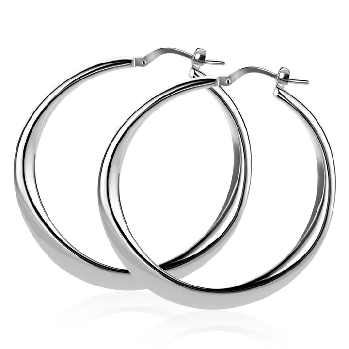 De ZINZI zilveren oorringen ZIO2702 zijn glanzende 40mm zilveren oorbellen met een gladde, gepolijste afwerking-ideaal voor elke gelegenheid en stijlvol overlappend weergegeven op een witte achtergrond. Merk: Zinzi.