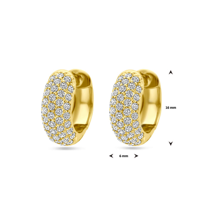 De Van der Kooij Collectie klapoorringen zirkonia 16 mm 1 micron zilver verguld (geel) zijn voorzien van drie rijen fonkelende witte steentjes, elke oorbel is 16 mm hoog en 6 mm breed, prachtig afgebeeld tegen een witte achtergrond.