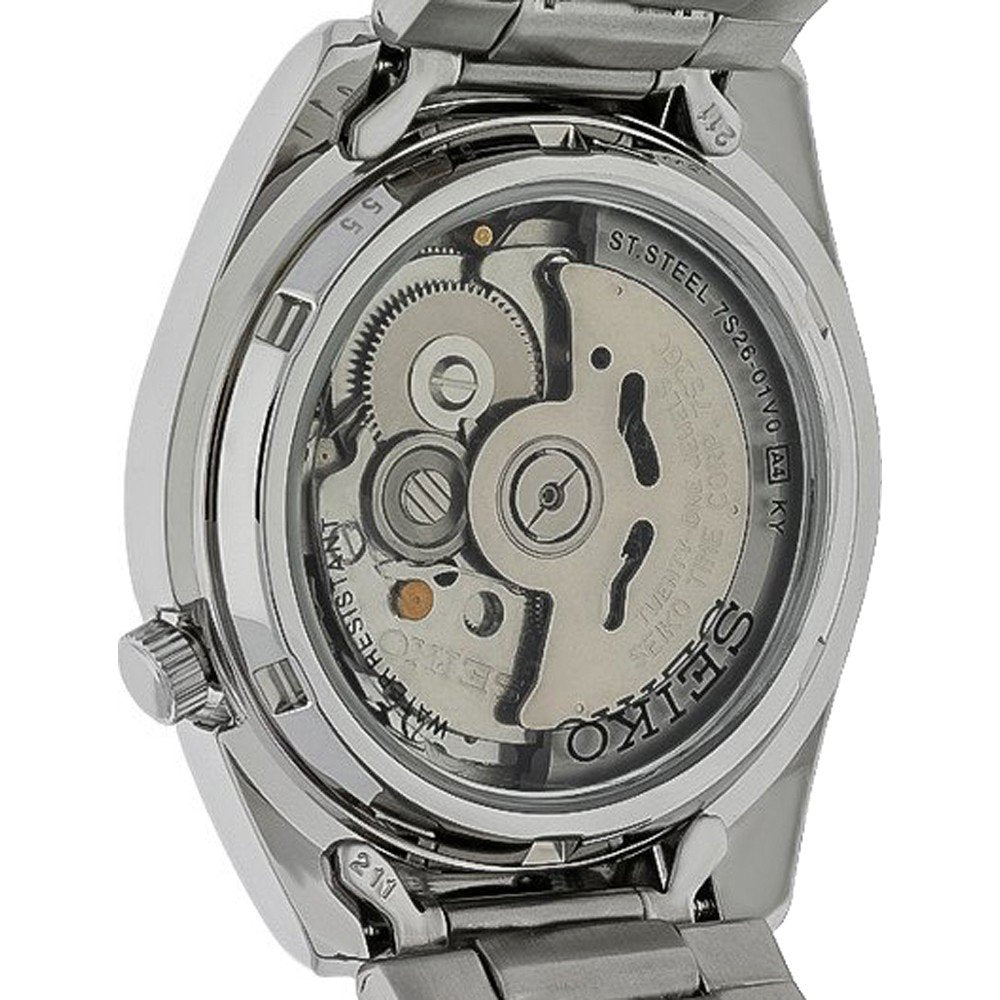 Een close-up van de achterkant van het Seiko heren horloge SNKL45K1 onthult het blootgestelde automatische uurwerk. De roestvrijstalen kast en componenten, samen met ingewikkelde tandwielen, zijn zichtbaar. De metalen band complementeert het ontwerp en SEIKO is elegant gegraveerd op de rotor.