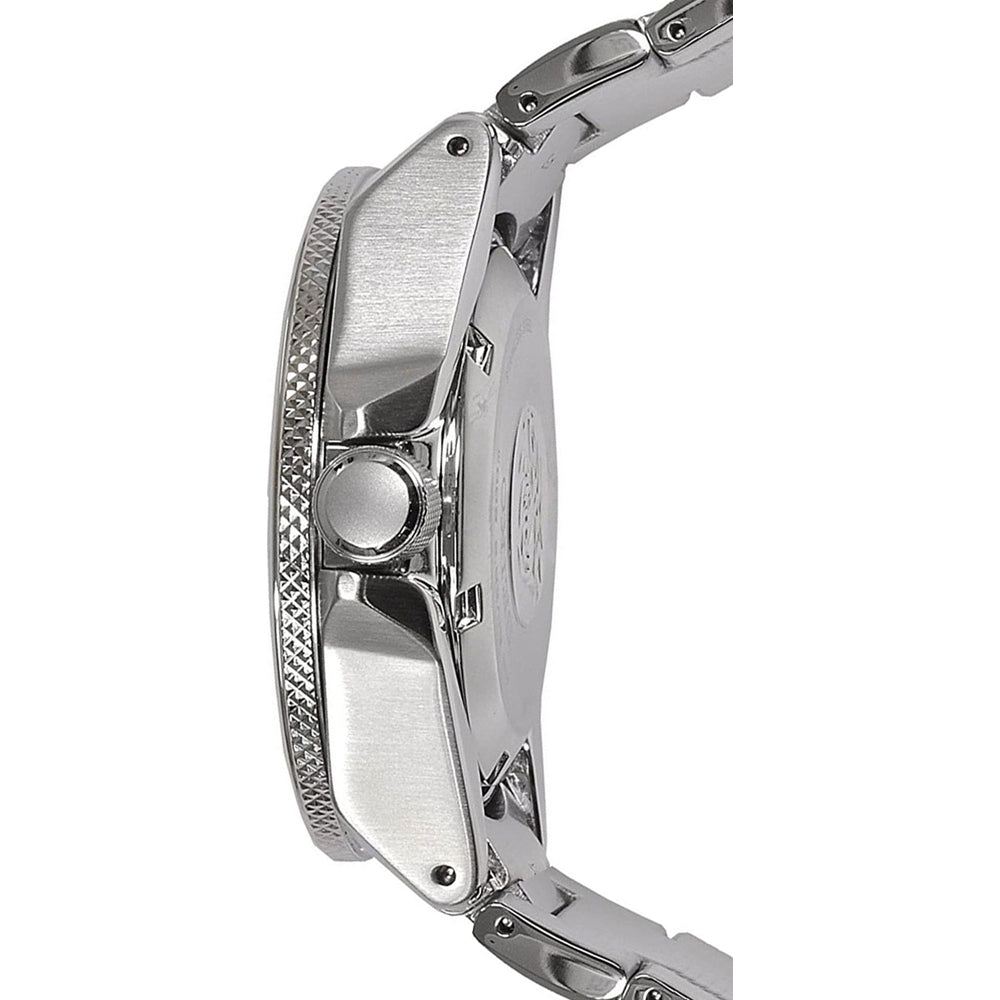 Zijaanzicht van het Seiko Prospex heren horloge SRPF03K1, met de roestvrijstalen kast met een getextureerde bezel en prominente kroon. De gepolijste metalen schakels op de band zijn gedeeltelijk zichtbaar. Dit uurwerk gebruikt een automatisch uurwerk voor precisie.